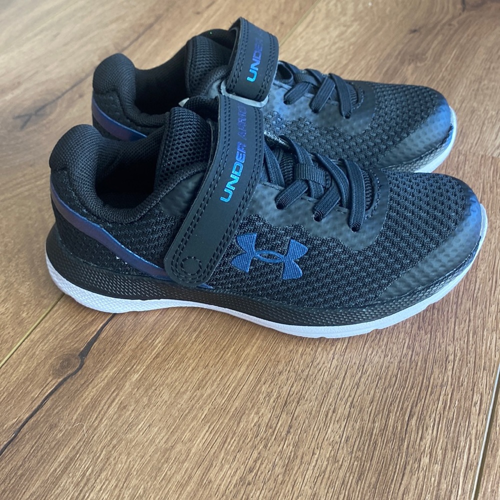 Brand new in box Kids Under Armour Sneakers size 11K
